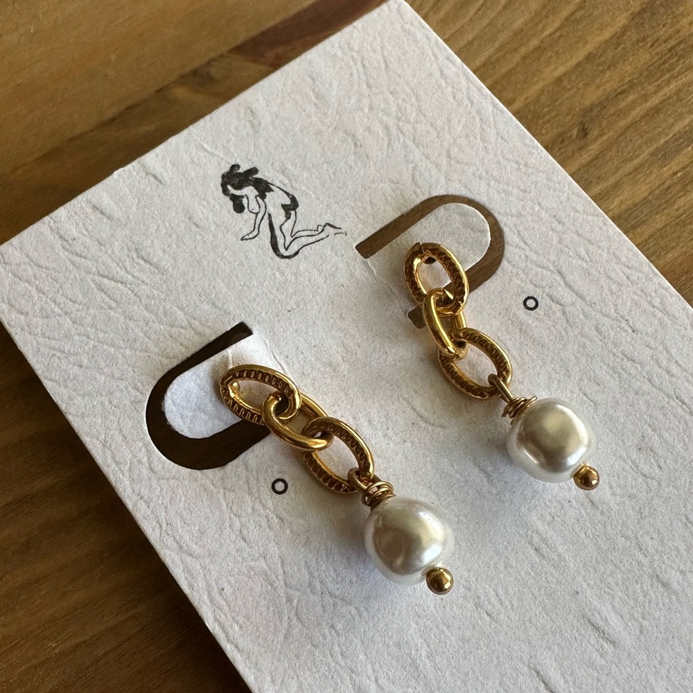 New 18k Gold Dipped Freshwater Pearl Chain Earring